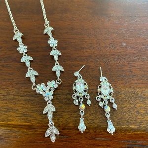 NWOT Beautiful earrings and necklace set